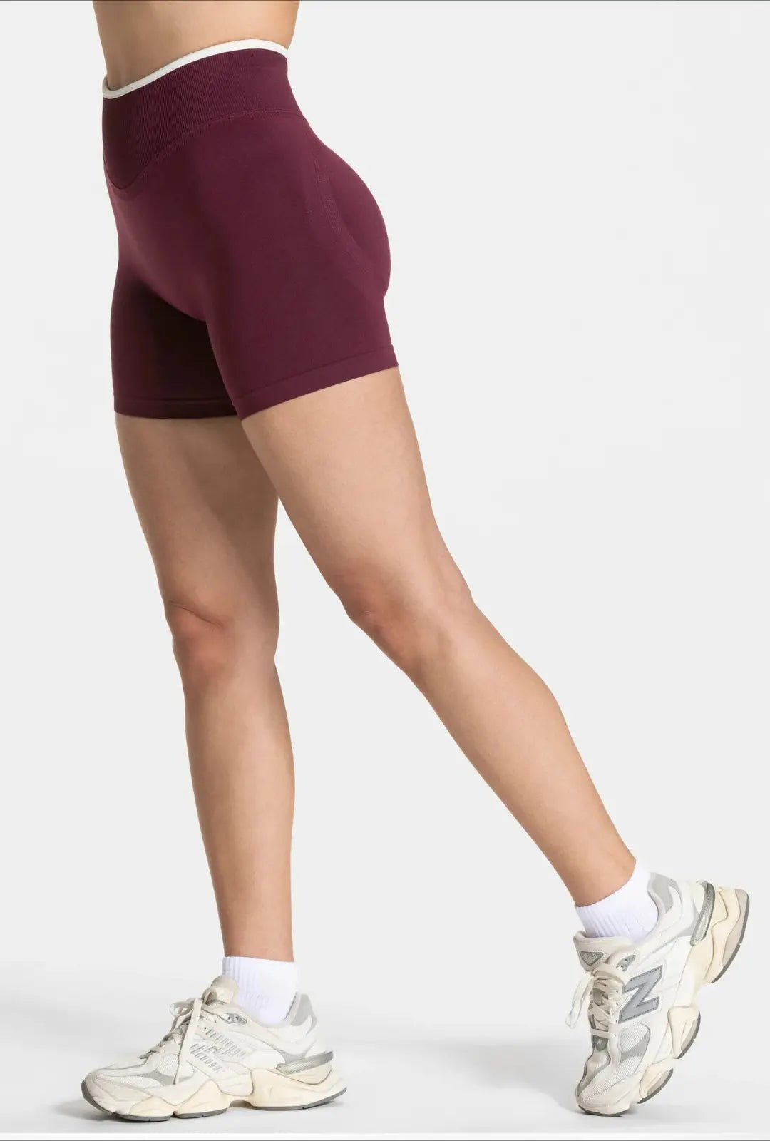 femme portant short de sport bordeaux push up