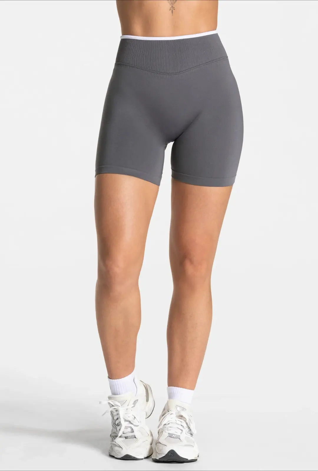 femme portant un short de sport gris  
