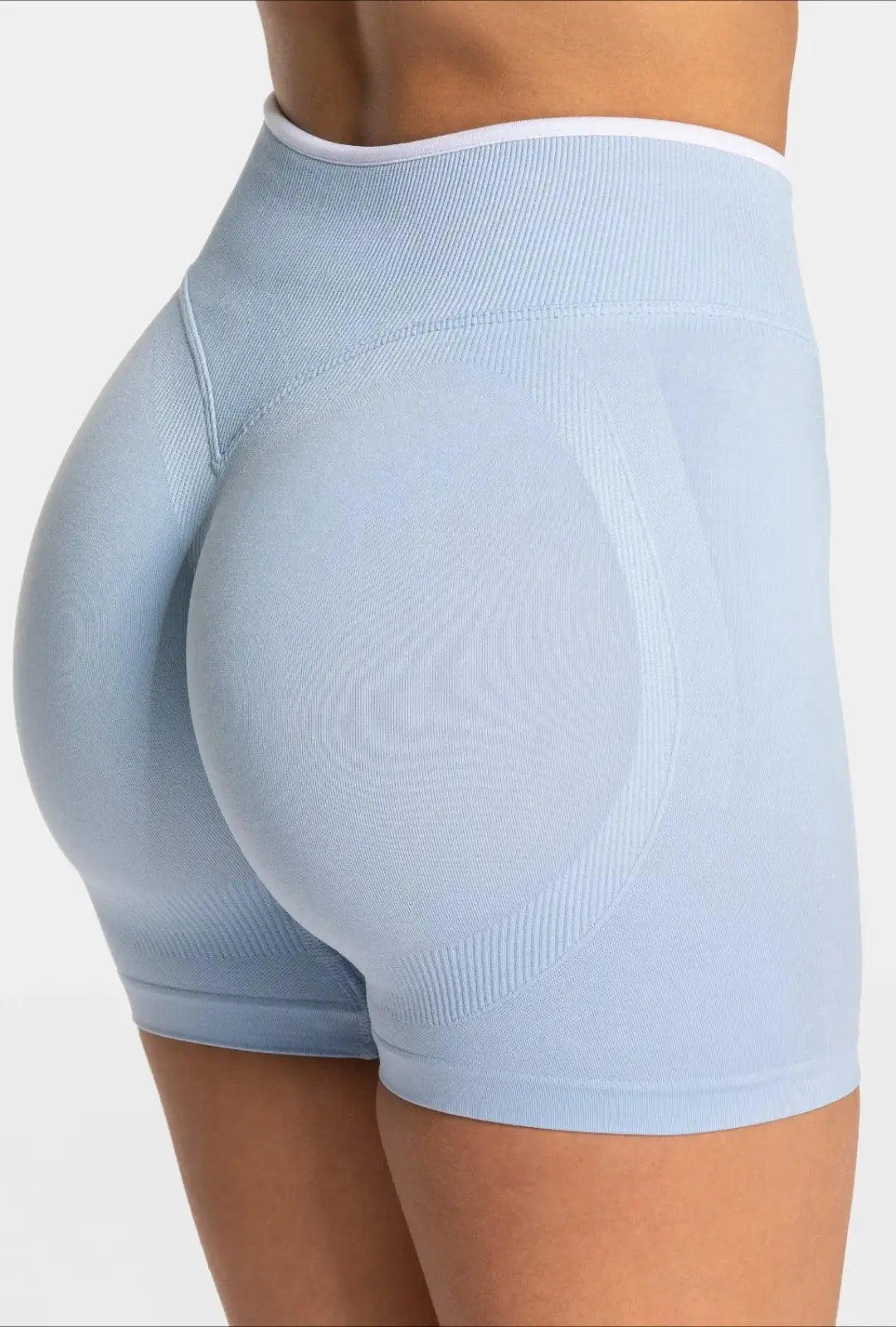 gros plan short sport push up scrunch femme