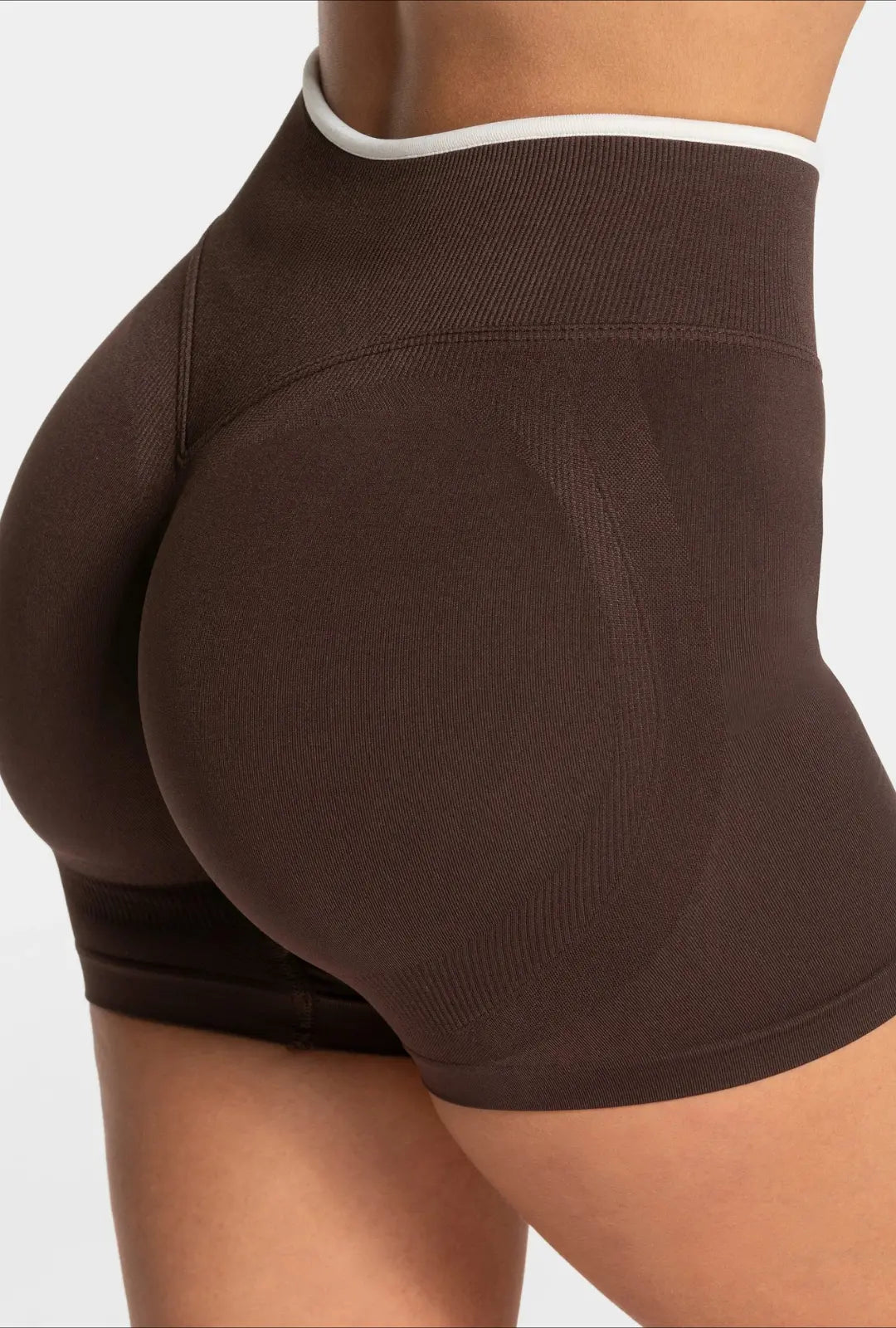 gros plan short push up marron pour femme