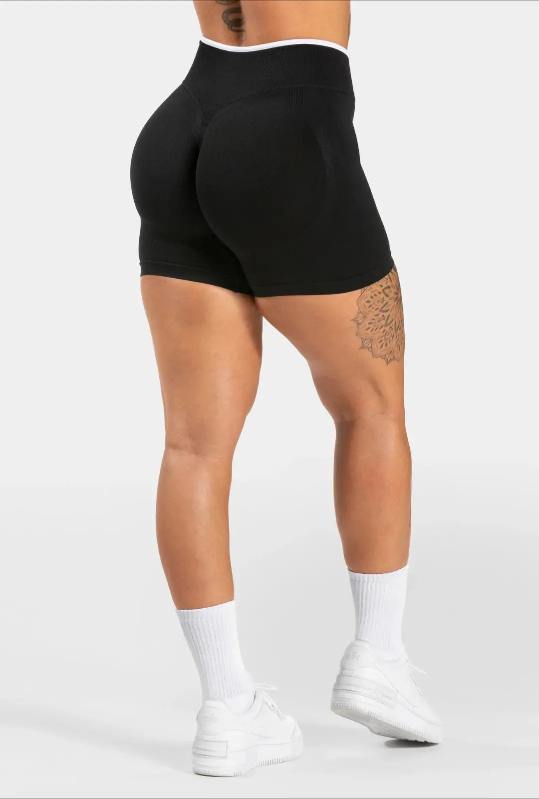 femme portant short de sport noir 