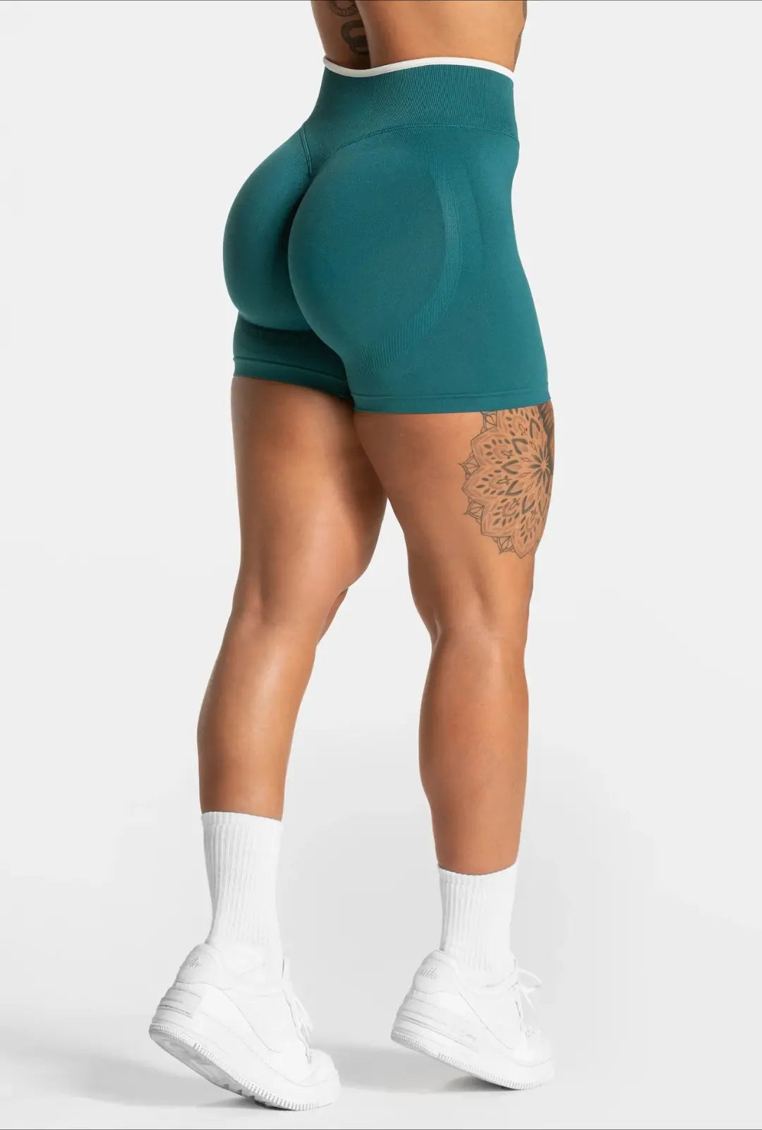 femme portant un short de sport vert 