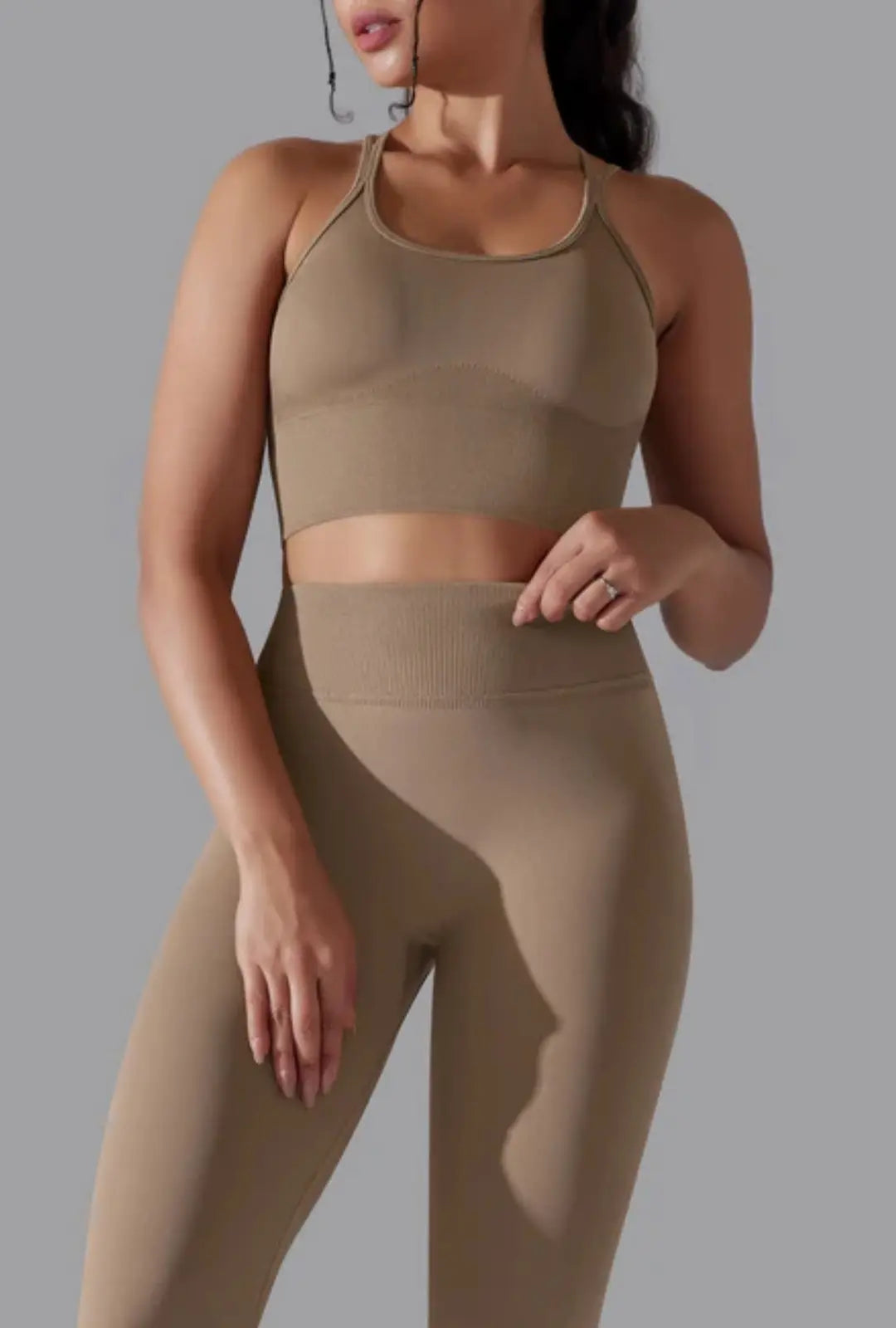 Tenue complète sport femme silhouette tonique