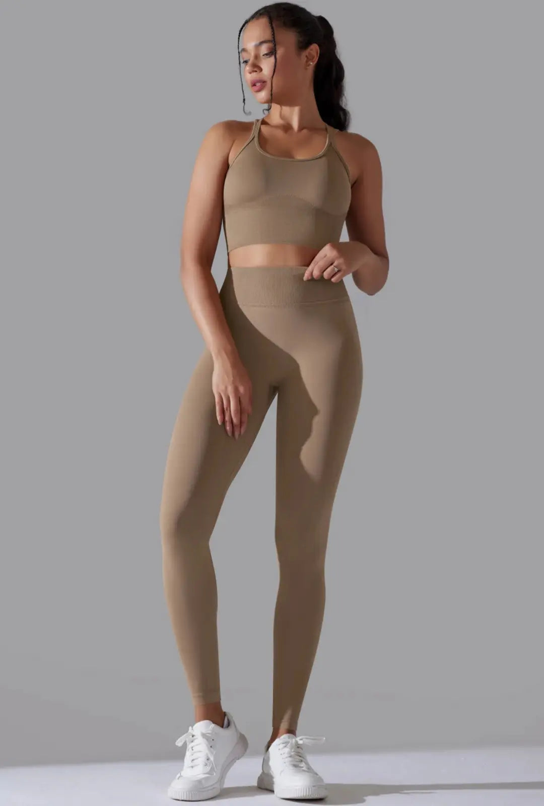 Vue complète ensemble sport sculptant femme